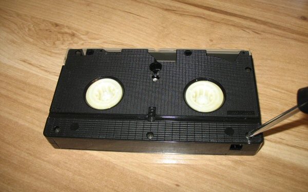 Cómo reparar una cinta de video VHS rota (En 11 Pasos)