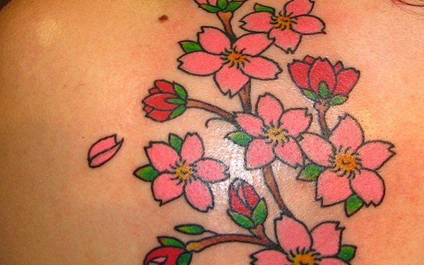 Un bonito tatuaje floral.