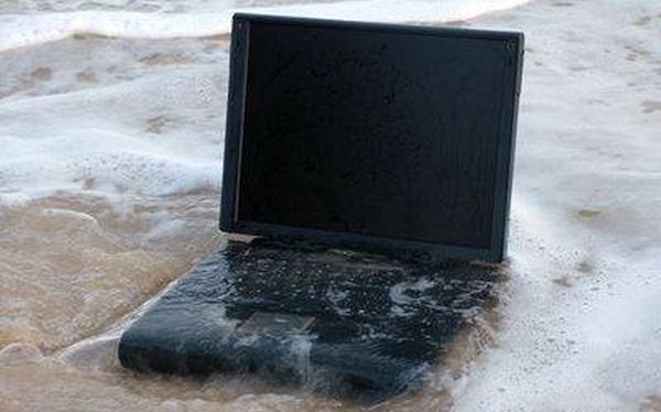 Cómo arreglar un portátil mojado
