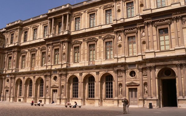 Haz una visita virtual al Louvre en línea.