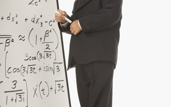 Cómo resolver ecuaciones cuadráticas usando cuatro métodos diferentes.