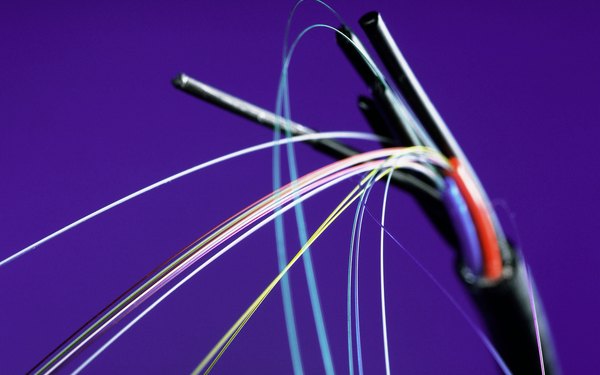 Cómo arreglar un cable de fibra óptica roto (En 4 Pasos)