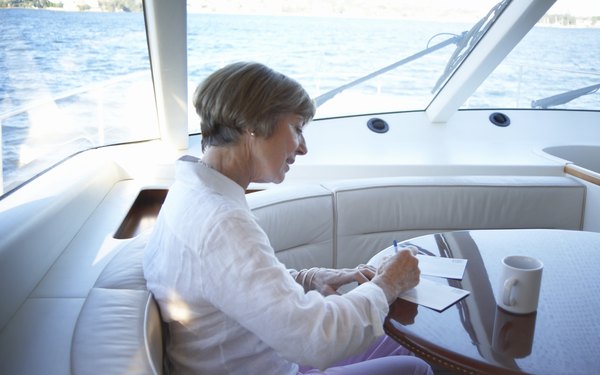Una firma a mano es una buena manera de personalizar una carta profesional de invitación.