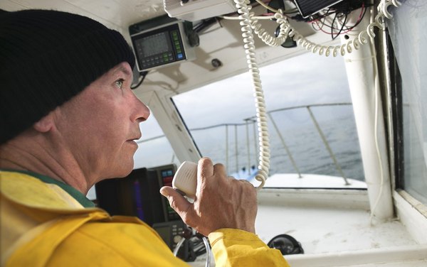Cómo usar una radio VHF.