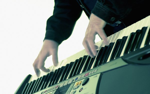 Cómo conectar un teclado de música en una computadora portátil