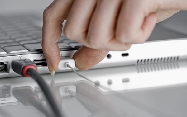 Cómo conectar una computadora portátil a una de escritorio con un cable USB (En 3 Pasos)