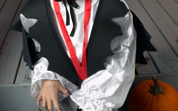 Haz un emoticono de vampiro con caracteres de texto.