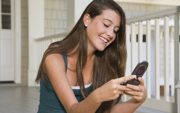 Los dispositivos TTY permiten escuchar y hablar con las personas con deficiencias para comunicarse por teléfono.