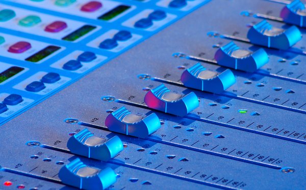 Cada control deslizante modifica una frecuencia diferente.