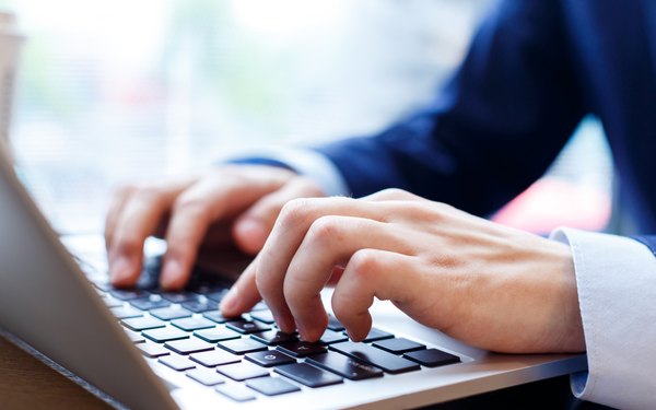 Aprenderás cómo hacer que Outlook, Gmail y Yahoo redireccionen los correos que recibas a la cuenta que tú prefieras.