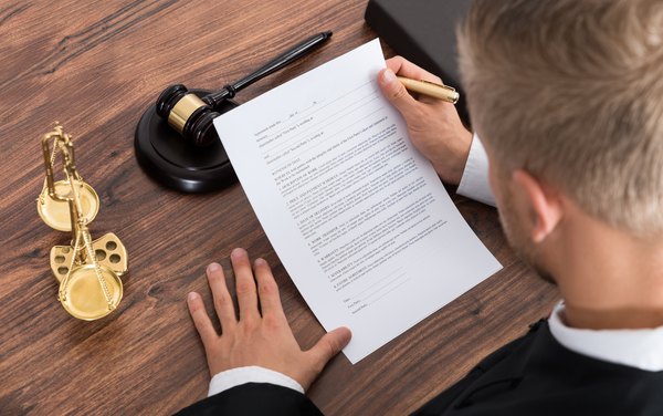 Cómo escribir una carta profesional a un juez 