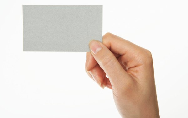 Haz tarjetas comerciales de terapia de masajes profesionales en la computadora.