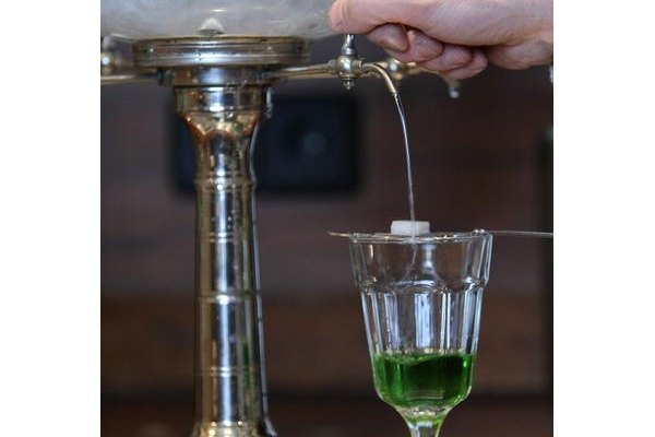 Tradicionalmente el Absinthe no se bebe puro. Agua fría y azúcar se mezclan lentamente a través de una espumadera.