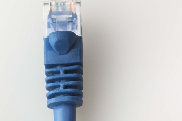 Los cables Ethernet cruzados pueden crear una mini-red de dos computadoras.