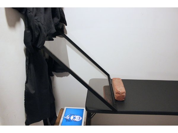 Hang black fabric on the window