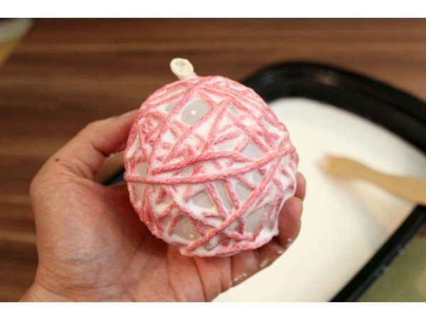 Wrap the yarn around the balloon