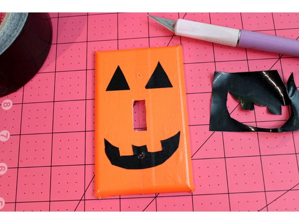 Cut out its features