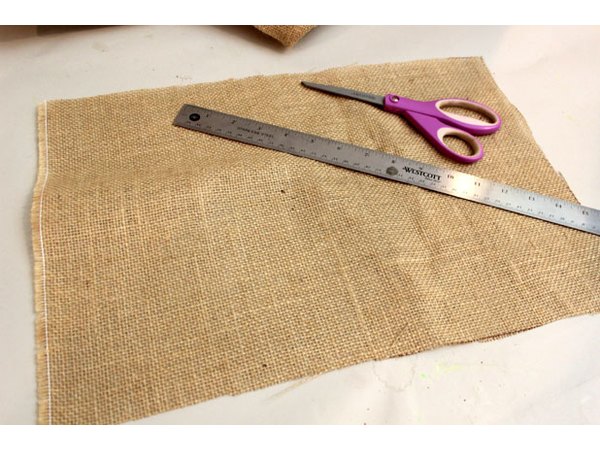 Cut the burlap to size