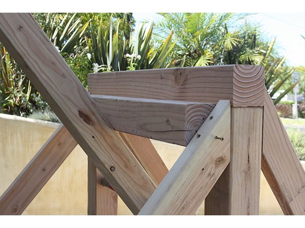The launching block should be fitted between the side supports.