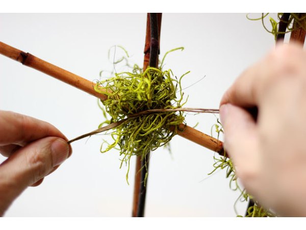 Cover raffia with moss