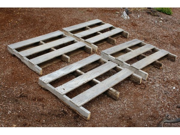 Cut the wood pallets down to size, if necessary.
