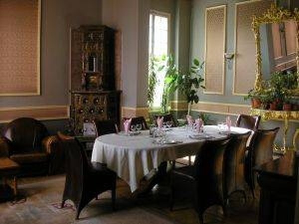 Picture frame paneling in a dining room