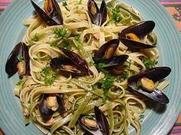 Clams & Mussels Over Pasta, flaurella, 07/06, Flickrcommons