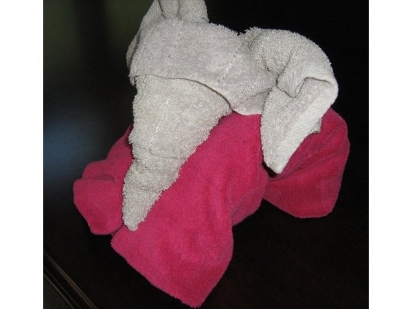 Place head on legs to create a towel elephant.