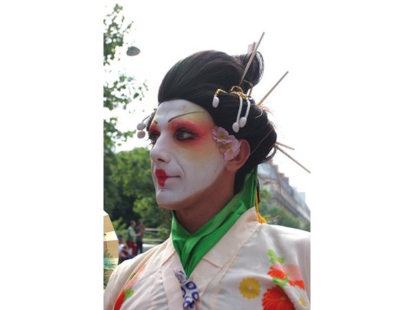 Have everyone dress up for a fun drag party!