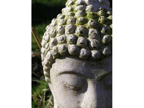 Sampaguita's heavenly scent and pure color make it popular as a Buddhist offering.