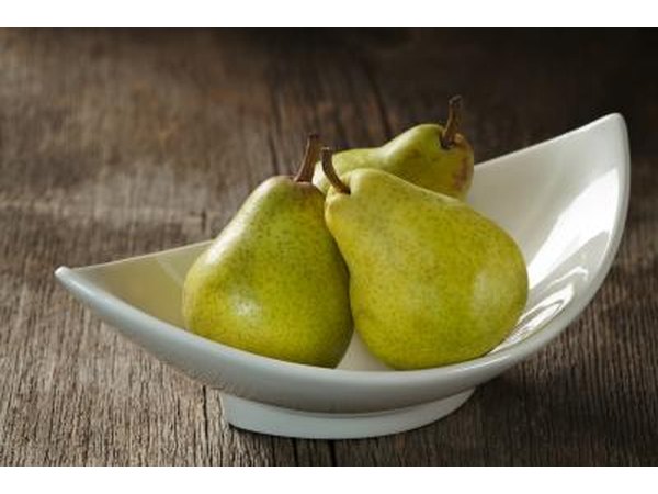 Pears in bowl