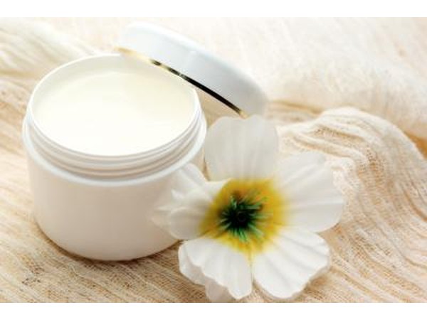When using the ointment on children, it is best to dilute it with petroleum jelly