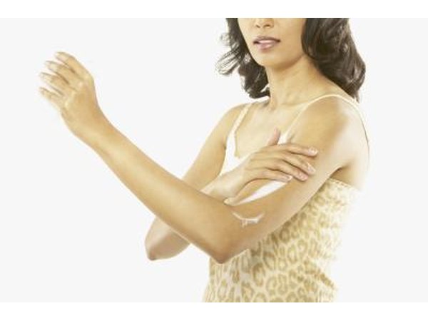 Woman putting on lotion to prevent itching.