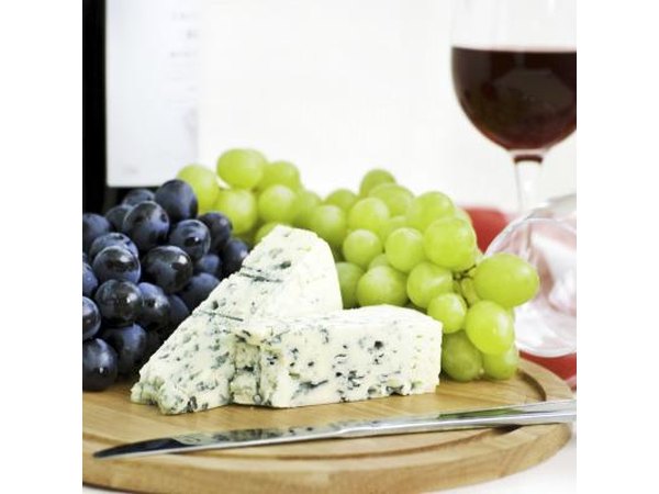 Follow dinner with cheeses and drinks.