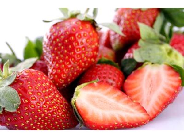 A plate of frsh strawberries.
