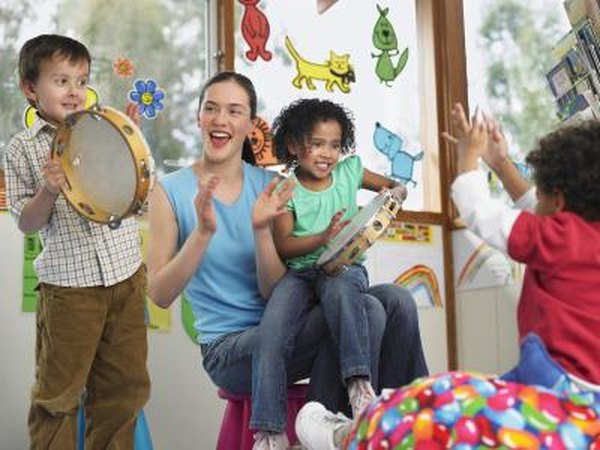 Children clapping in classroom.