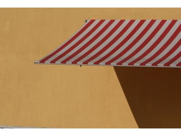 Retractable awning