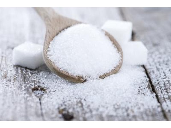 Sugar cubes and a spoonful of loose sugar.