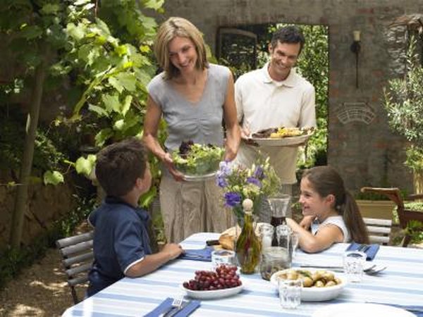 Arrange for the whole family to have lunch together.