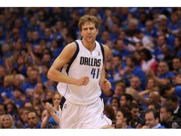 Dirk Nowitzki running on court
