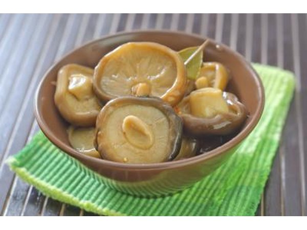 Edible mushrooms in bowl.