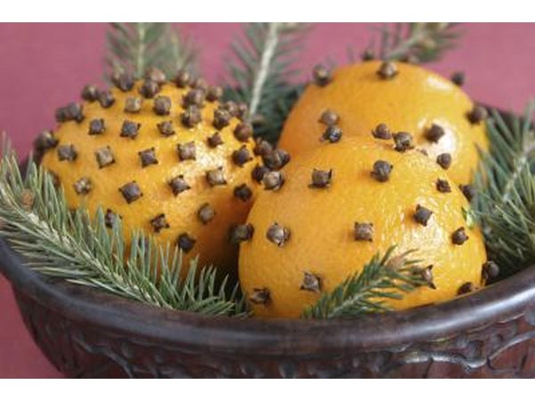 Pomanders are easy to make and they have been used to decorate at Christmas since the Middle Ages.