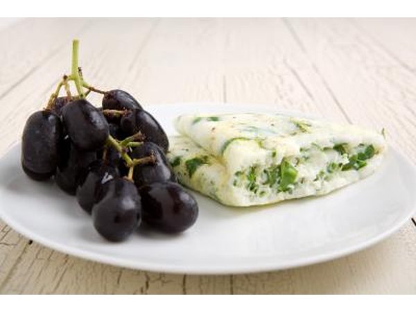 egg white omelet with spinach and grapes