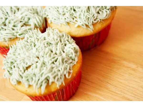A batch of frosted cupcakes.