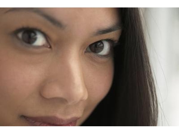 Itchy and irritated eyes may be a result of cottonwood allergies.