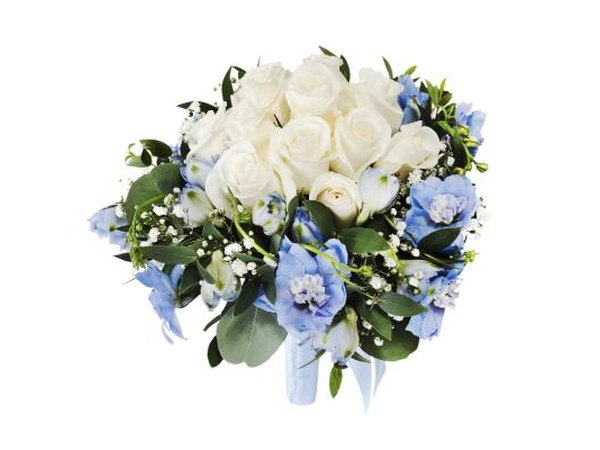 Use bright flowers to compliment your turquoise color scheme