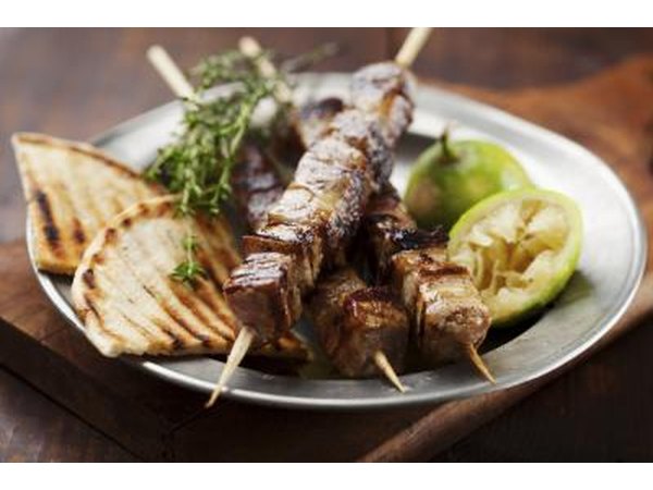 Meat skewer with bread and lime.