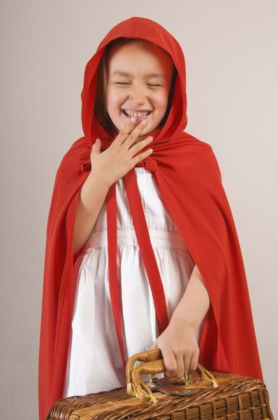 how-to-make-a-cape-with-a-hood-for-a-child-without-sewing-everyday