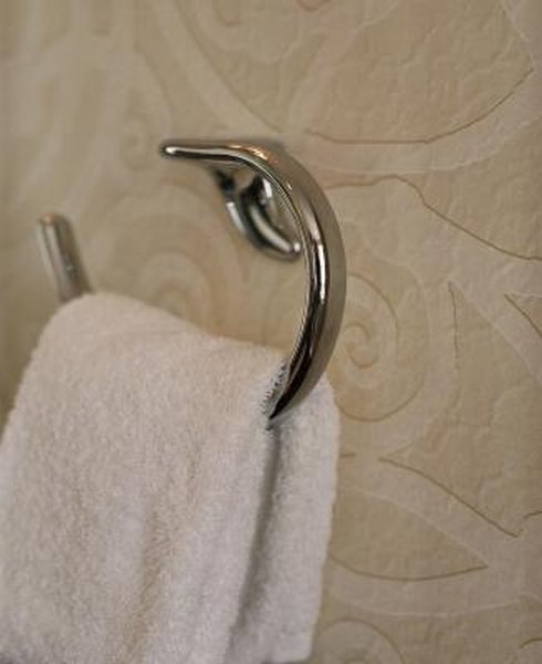 How to Decorate Bathrooms With Towel Bars and Rings