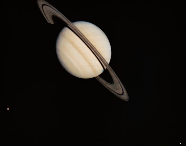 What is the hottest temperature on Saturn?